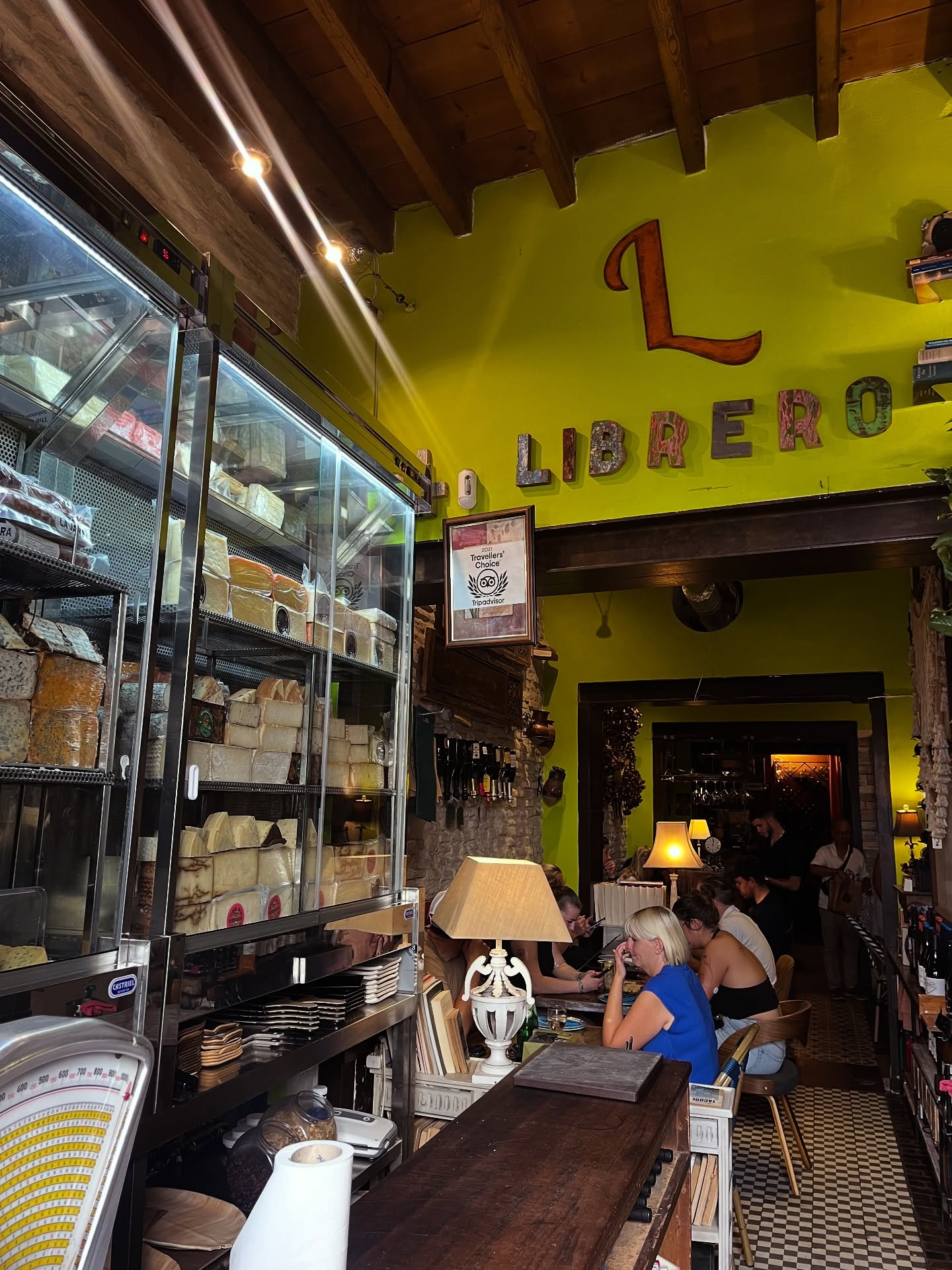 Vitrina de quesos e interior de El Librero